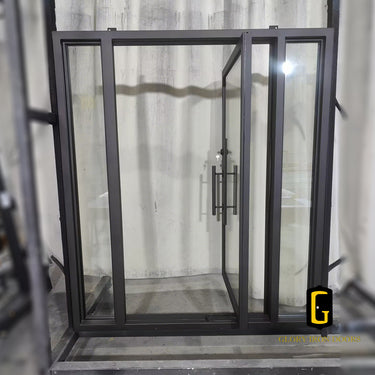 Standard pivot door with two sidelights